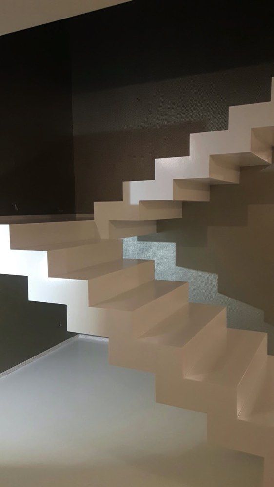 Liatu podlahu je možne aplikovať aj na schody.