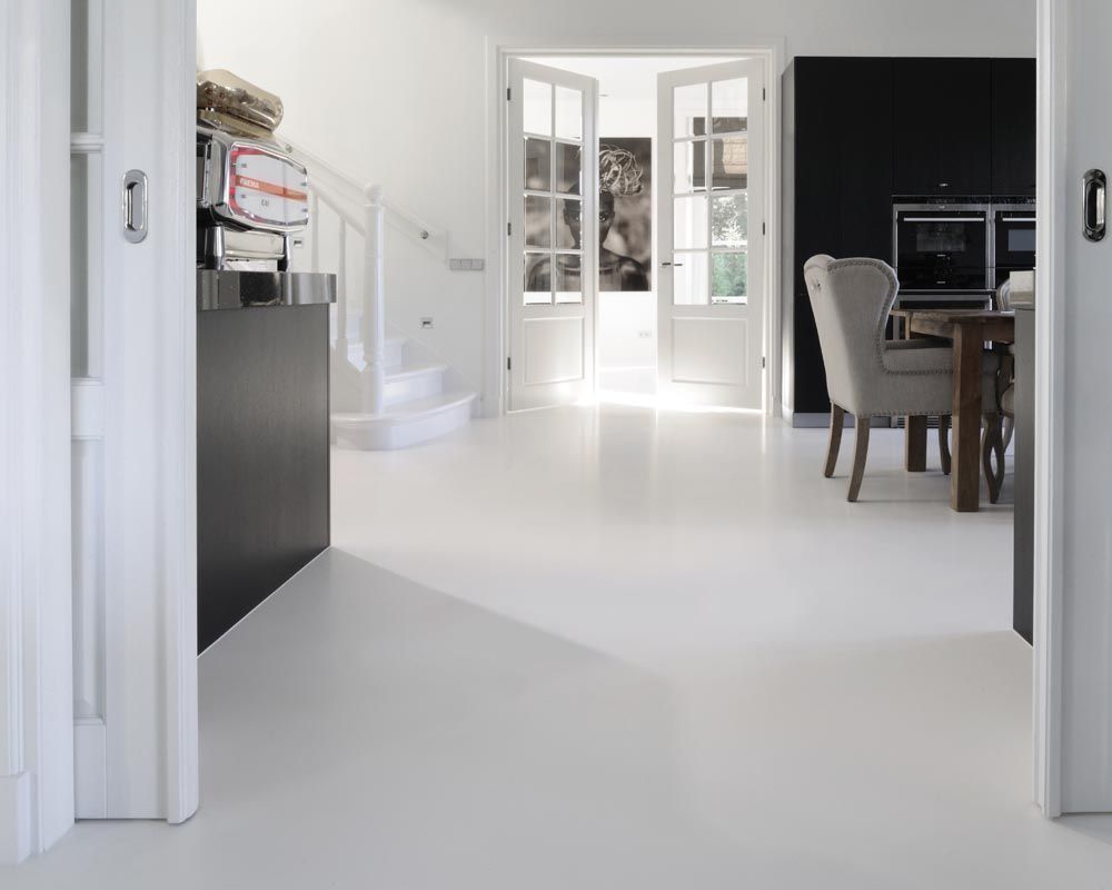 Biela liata podlaha v byte v obývačke - dizajnovepodlahy.sk