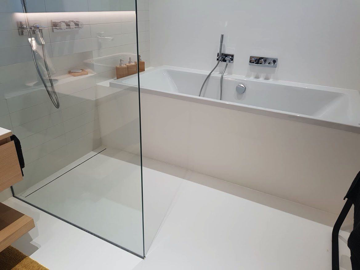 Minimalistická luxusná kúpeľňa s liatou podlahou