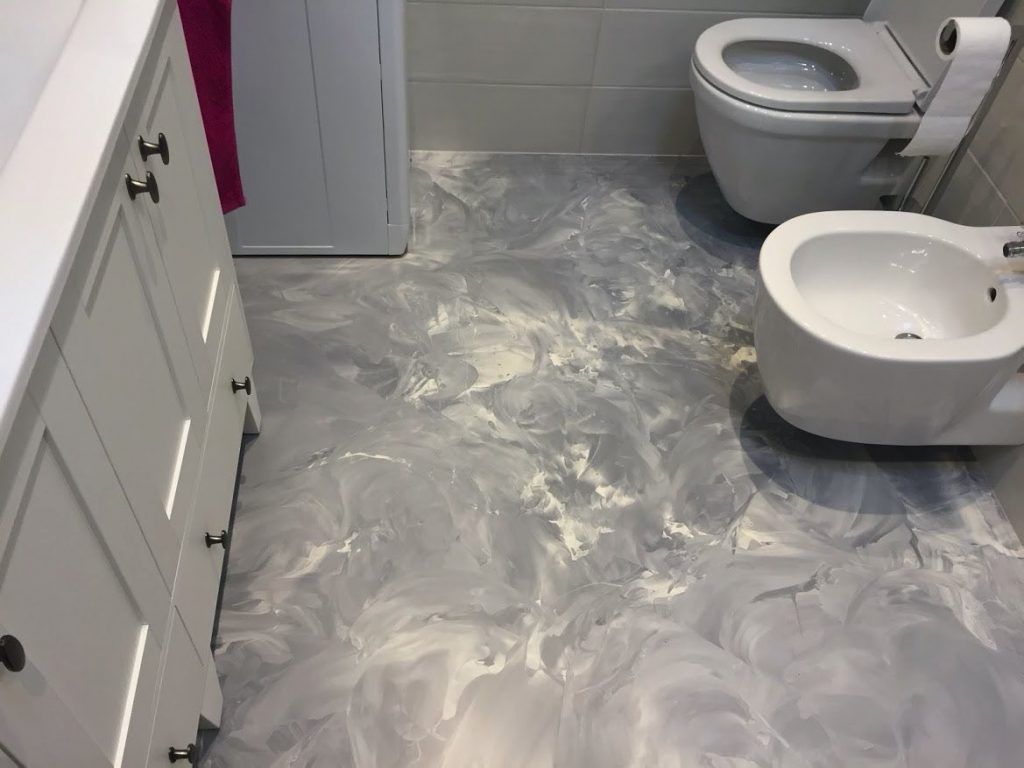 Liata podlaha v mramorovanom dizajne v kúpeľni